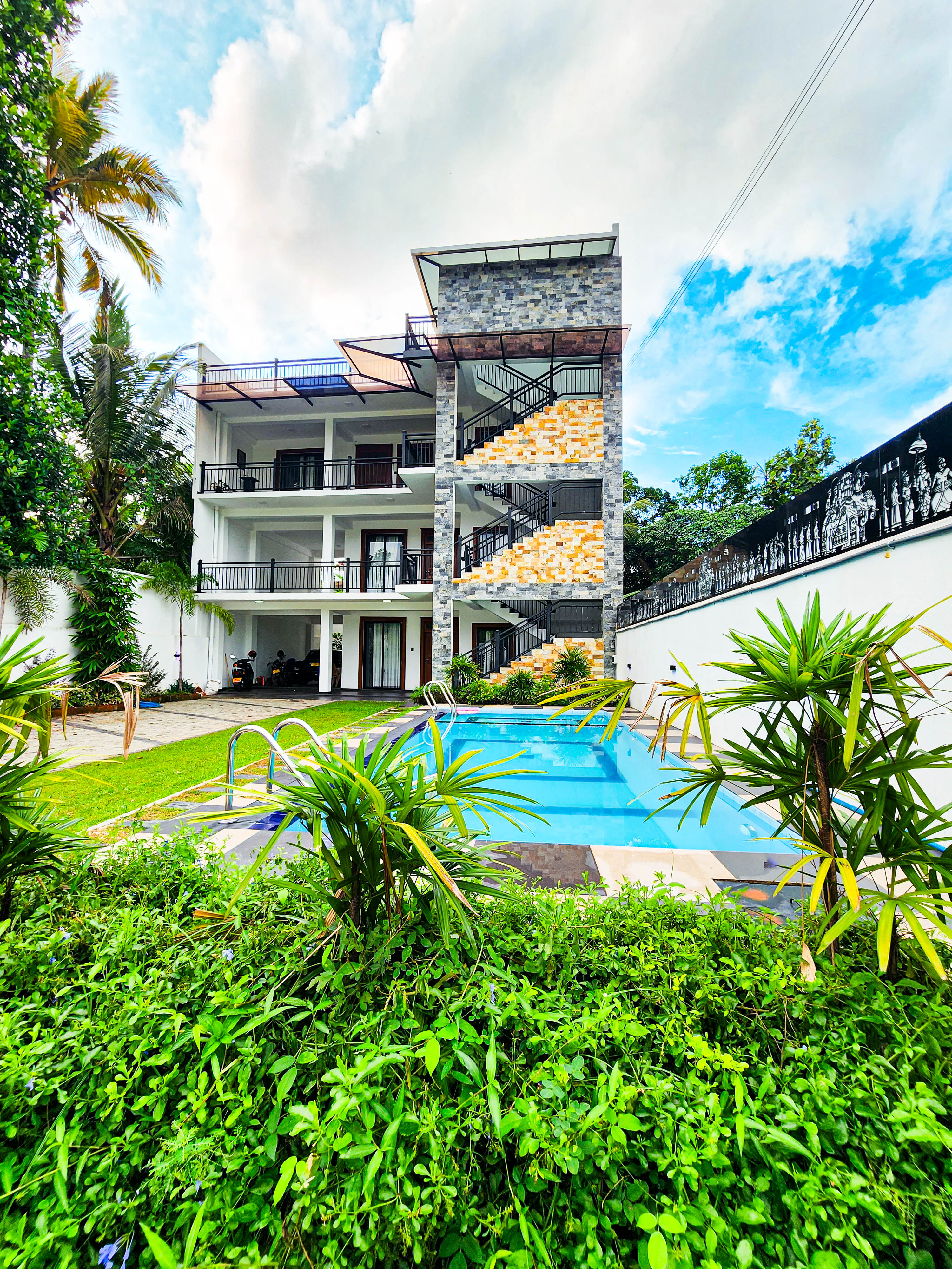 Villa 777 exterior and swimming pool in Kadawatha